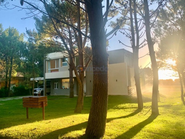 Casa en Venta en La Herradura, Pinamar: Arquitectura Elegante, Balcon con Vista a la Cancha de Polo y Pileta Climatizada