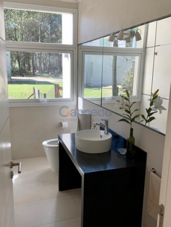 Casa en Venta en La Herradura, Pinamar: Arquitectura Elegante, Balcon con Vista a la Cancha de Polo y Pileta Climatizada