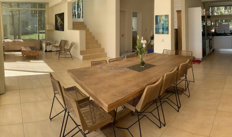 Casa en Venta en La Herradura, Pinamar: Arquitectura Elegante, Balcon con Vista a la Cancha de Polo y Pileta Climatizada