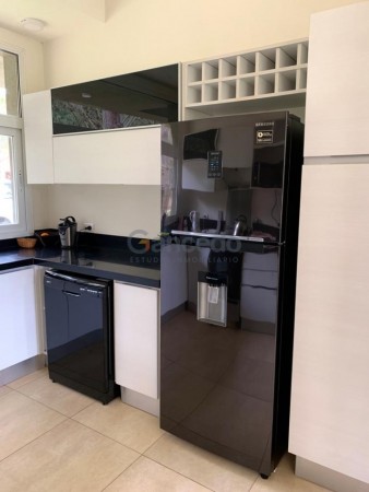 Casa en Venta en La Herradura, Pinamar: Arquitectura Elegante, Balcon con Vista a la Cancha de Polo y Pileta Climatizada