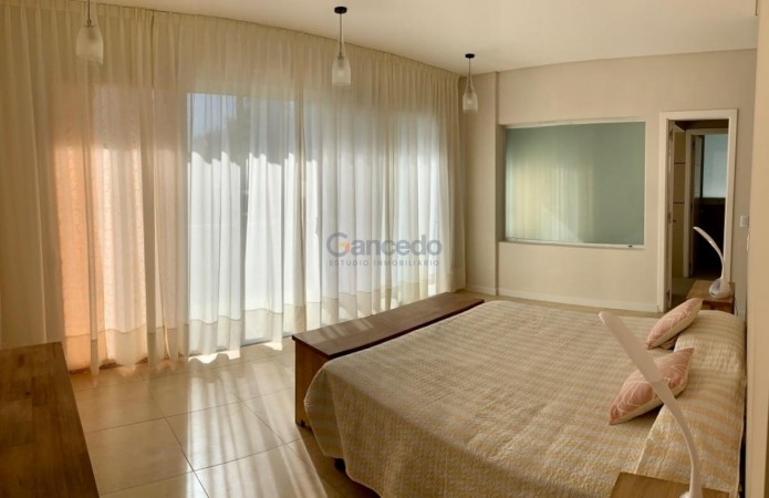 Casa en Venta en La Herradura, Pinamar: Arquitectura Elegante, Balcon con Vista a la Cancha de Polo y Pileta Climatizada