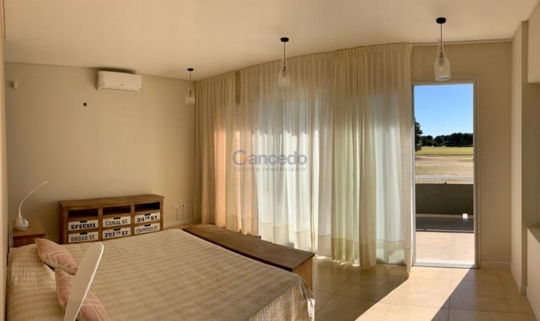Casa en Venta en La Herradura, Pinamar: Arquitectura Elegante, Balcon con Vista a la Cancha de Polo y Pileta Climatizada