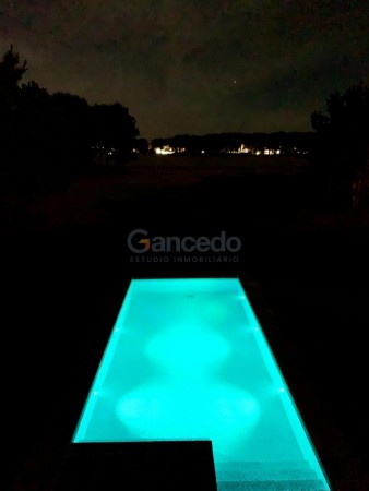Casa en Venta en La Herradura, Pinamar: Arquitectura Elegante, Balcon con Vista a la Cancha de Polo y Pileta Climatizada