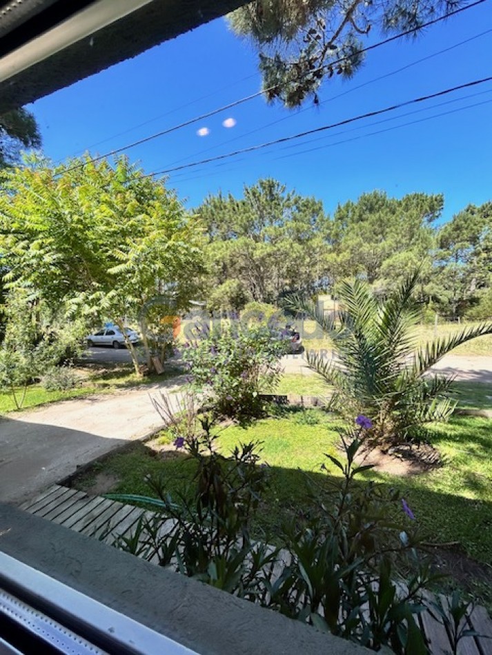 CASA EN VALERIA CON PILETA A UNA CUADRA DE CARILO