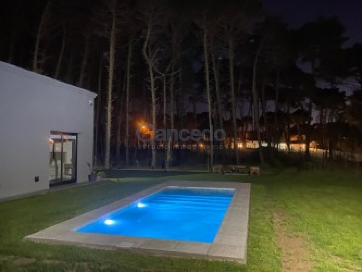 MODERNA CASA CON PILETA BARRIO ALAMOS PINAMAR