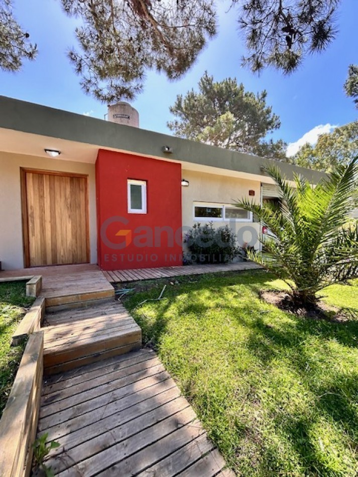 CASA EN VALERIA CON PILETA A UNA CUADRA DE CARILO
