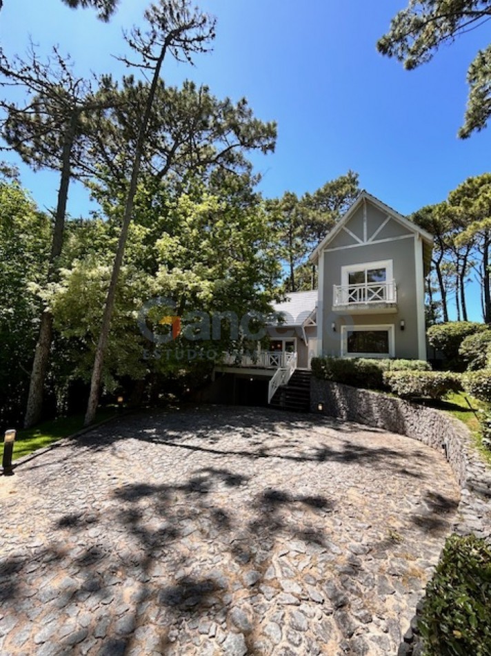Casa en Carilo sobre Divisadero excelente para familias.