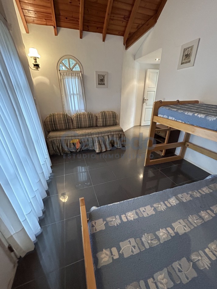 OPORTUNIDAD A LA VENTA Casa de Lujo con Vista al Golf, Pileta y Quincho: en tres lotes, Diseño y Comodidad en Pinamar