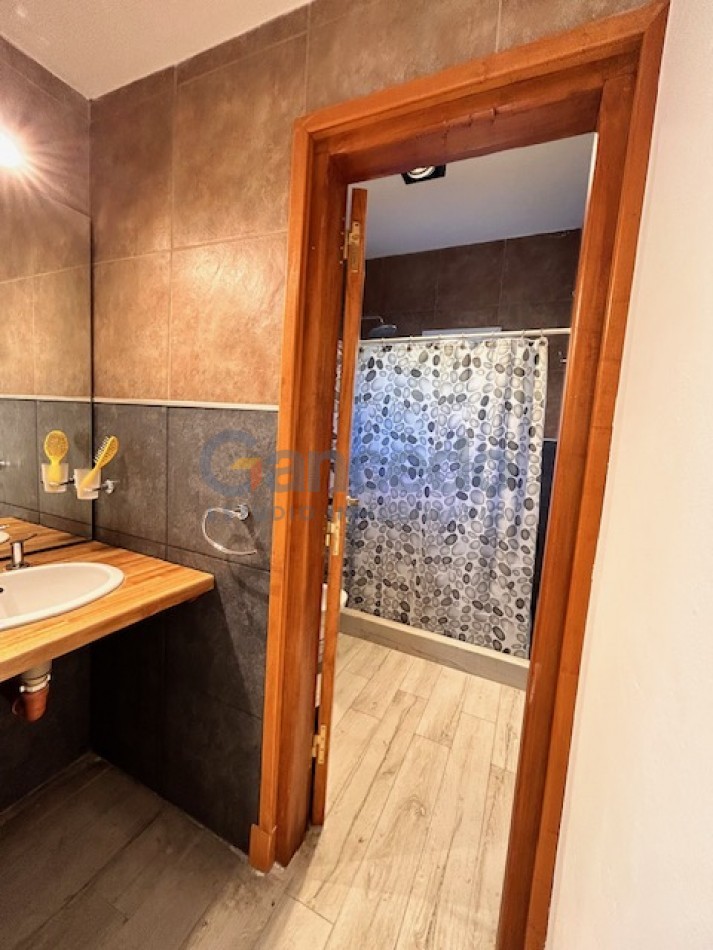CASA EN VALERIA CON PILETA A UNA CUADRA DE CARILO