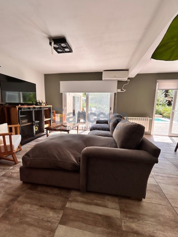 CASA EN VALERIA CON PILETA A UNA CUADRA DE CARILO