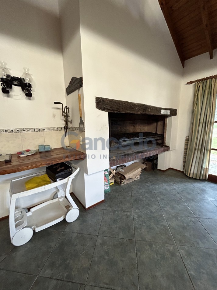 OPORTUNIDAD A LA VENTA Casa de Lujo con Vista al Golf, Pileta y Quincho: en tres lotes, Diseño y Comodidad en Pinamar