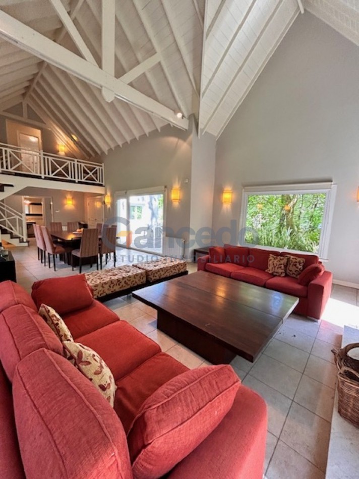 Casa en Carilo sobre Divisadero excelente para familias.