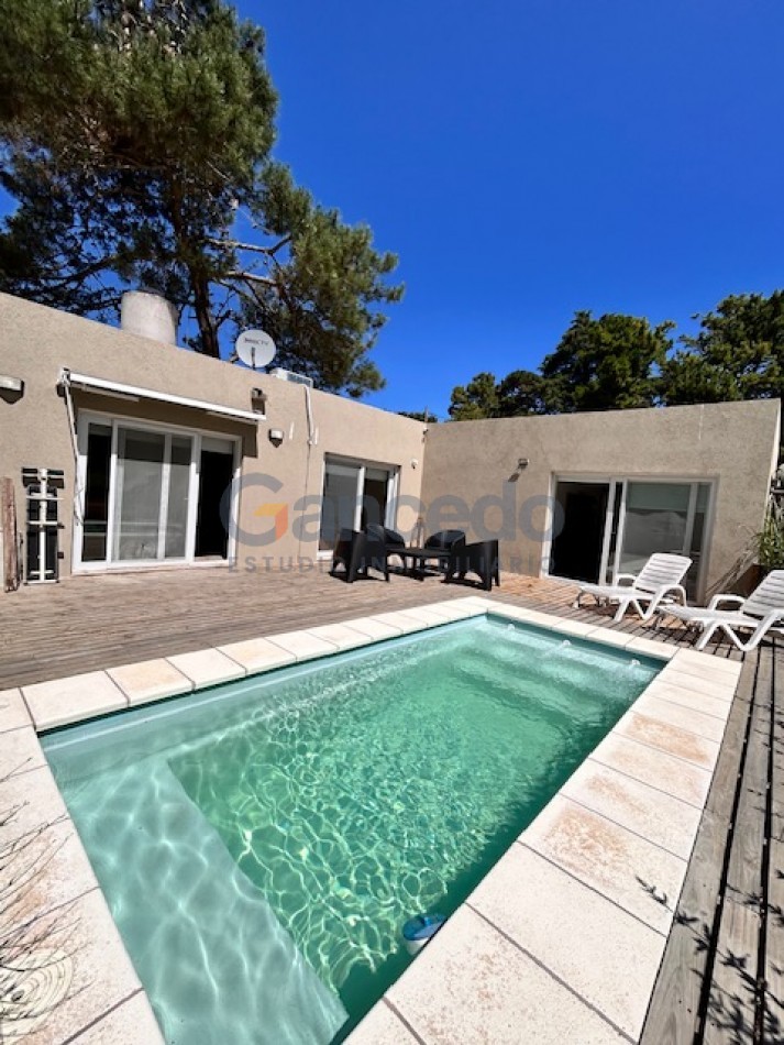 CASA EN VALERIA CON PILETA A UNA CUADRA DE CARILO