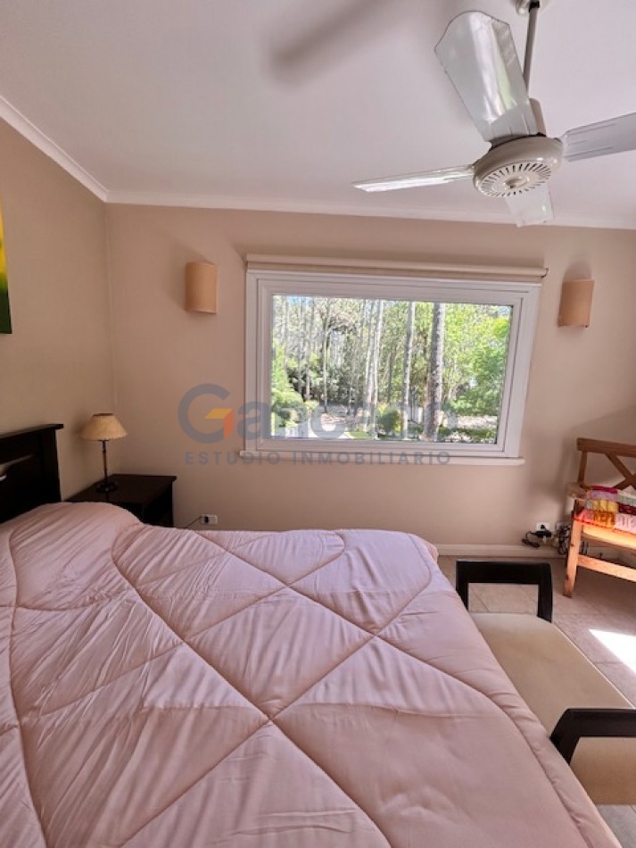 Casa en Carilo sobre Divisadero excelente para familias.