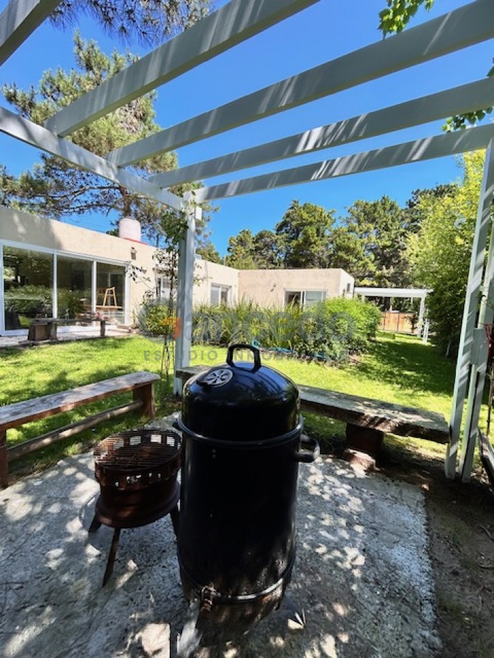 CASA EN VALERIA CON PILETA A UNA CUADRA DE CARILO