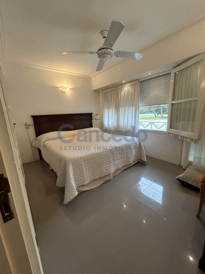 OPORTUNIDAD A LA VENTA Casa de Lujo con Vista al Golf, Pileta y Quincho: en tres lotes, Diseño y Comodidad en Pinamar