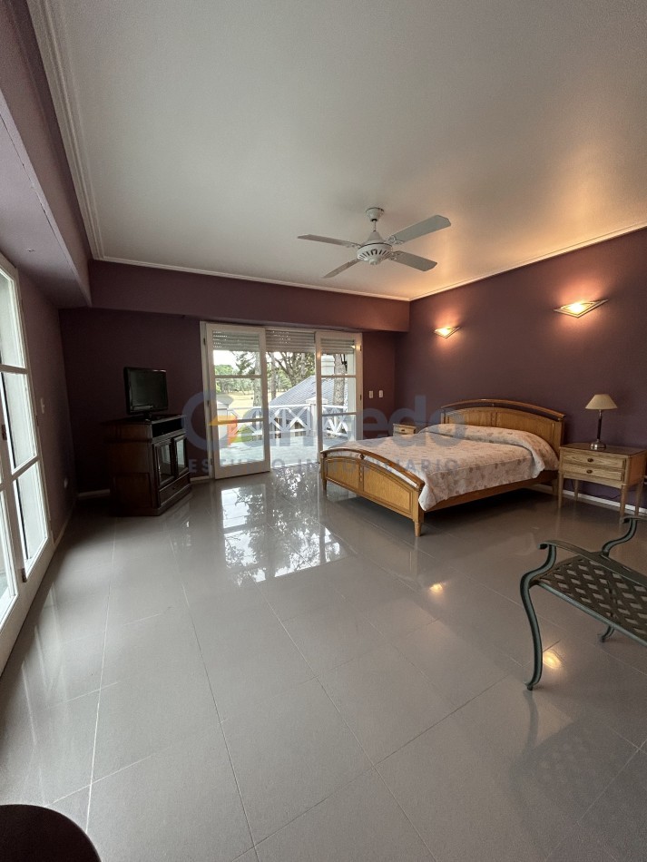 OPORTUNIDAD A LA VENTA Casa de Lujo con Vista al Golf, Pileta y Quincho: en tres lotes, Diseño y Comodidad en Pinamar