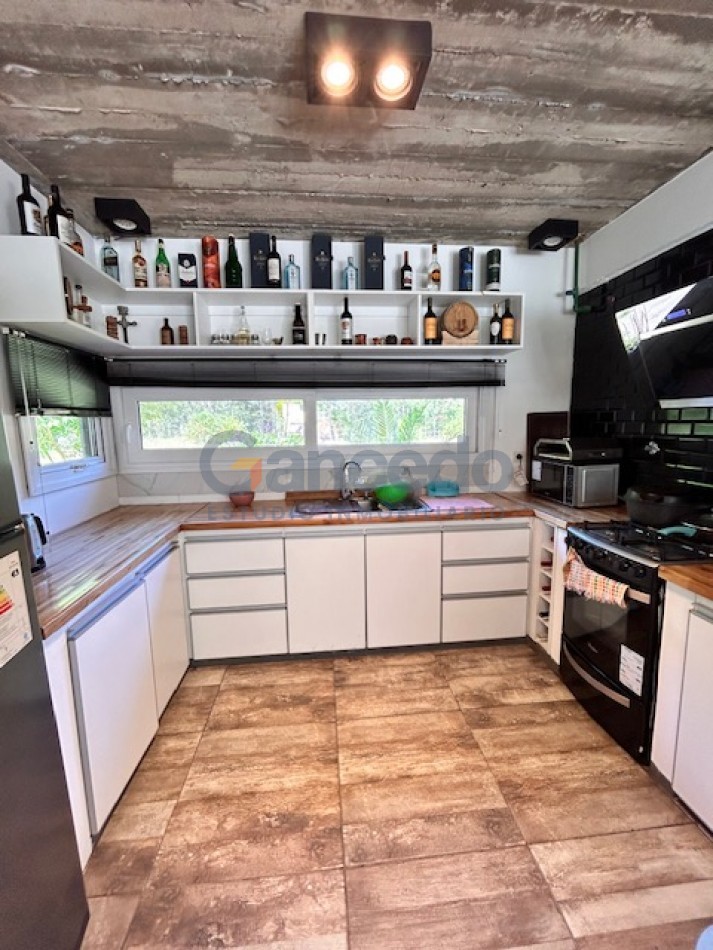 CASA EN VALERIA CON PILETA A UNA CUADRA DE CARILO