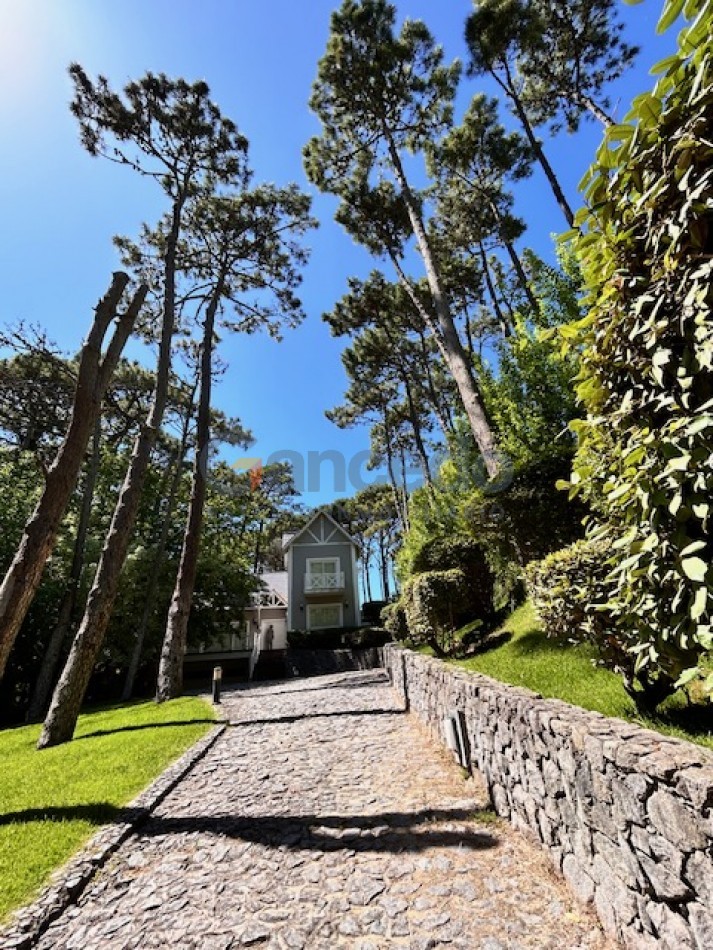 Casa en Carilo sobre Divisadero excelente para familias.