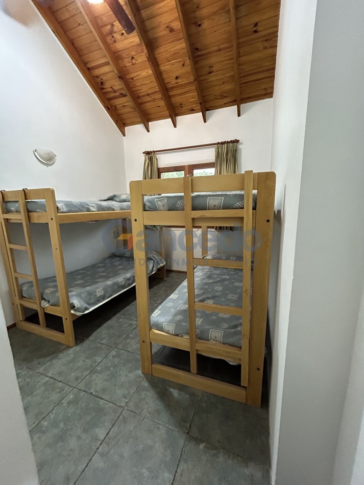 OPORTUNIDAD A LA VENTA Casa de Lujo con Vista al Golf, Pileta y Quincho: en tres lotes, Diseño y Comodidad en Pinamar