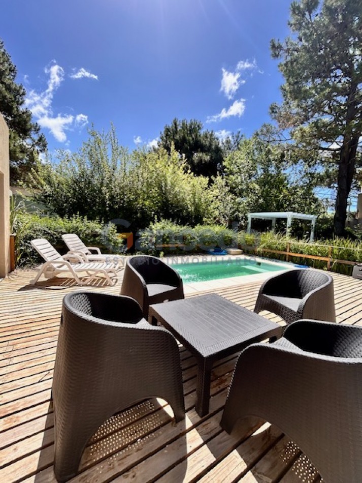 CASA EN VALERIA CON PILETA A UNA CUADRA DE CARILO