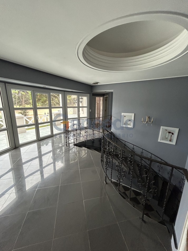 OPORTUNIDAD A LA VENTA Casa de Lujo con Vista al Golf, Pileta y Quincho: en tres lotes, Diseño y Comodidad en Pinamar