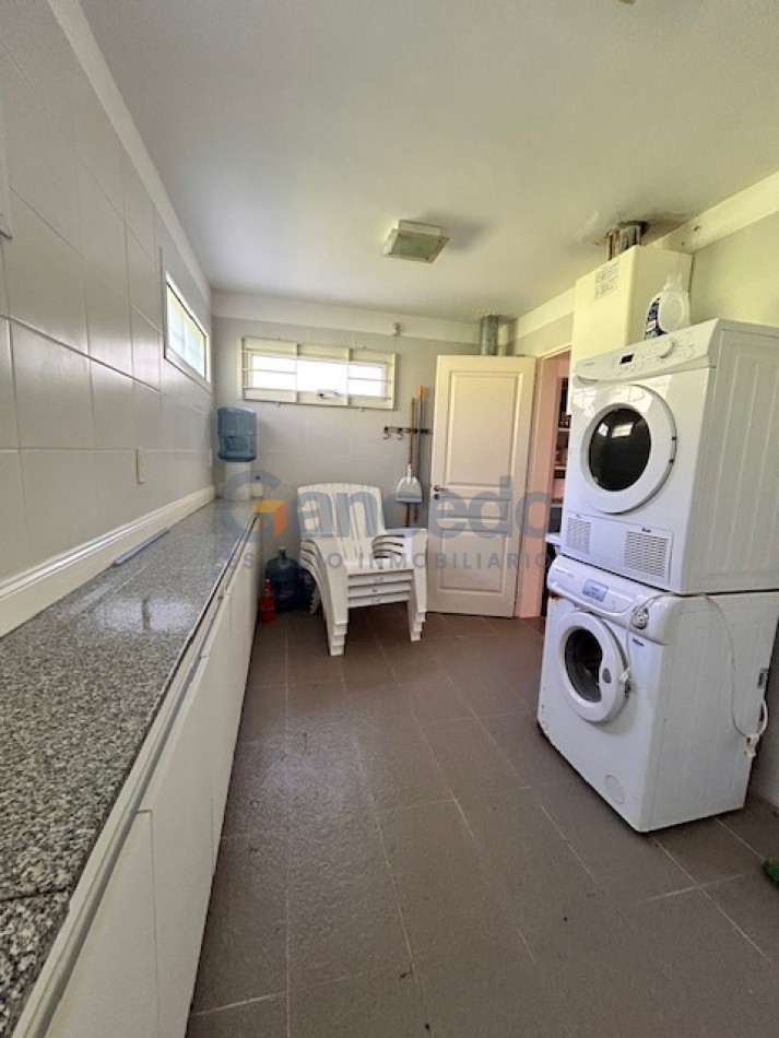 Casa en Carilo sobre Divisadero excelente para familias.
