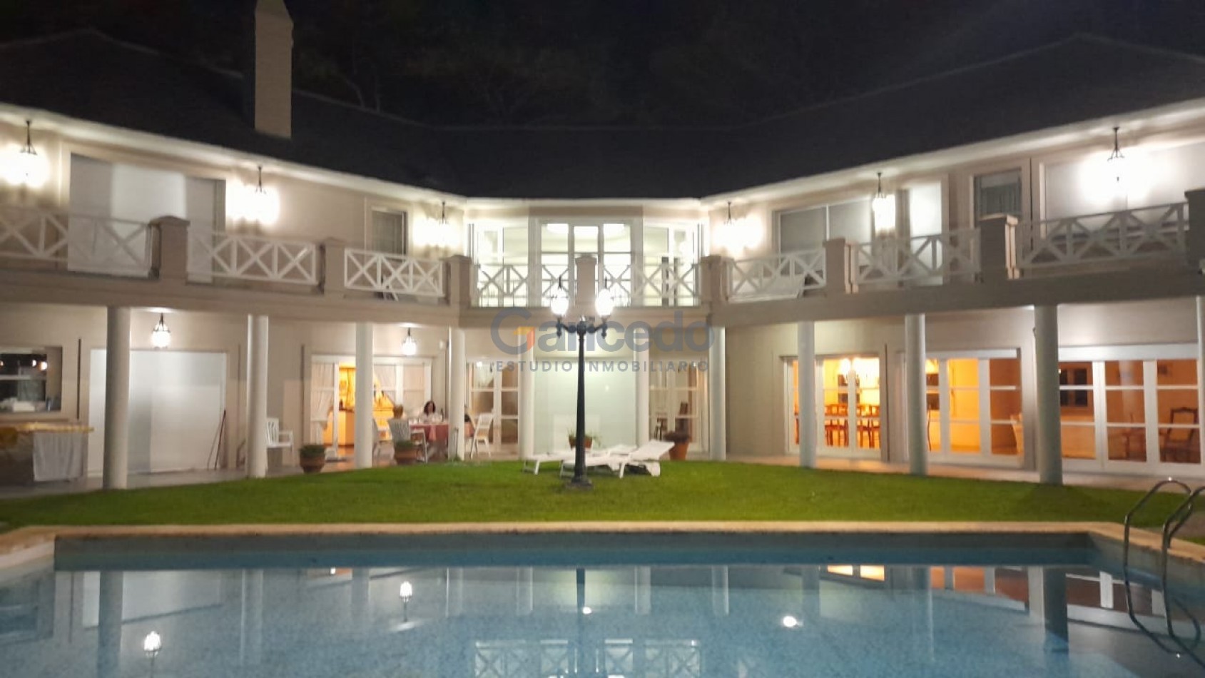 OPORTUNIDAD A LA VENTA Casa de Lujo con Vista al Golf, Pileta y Quincho: en tres lotes, Diseño y Comodidad en Pinamar