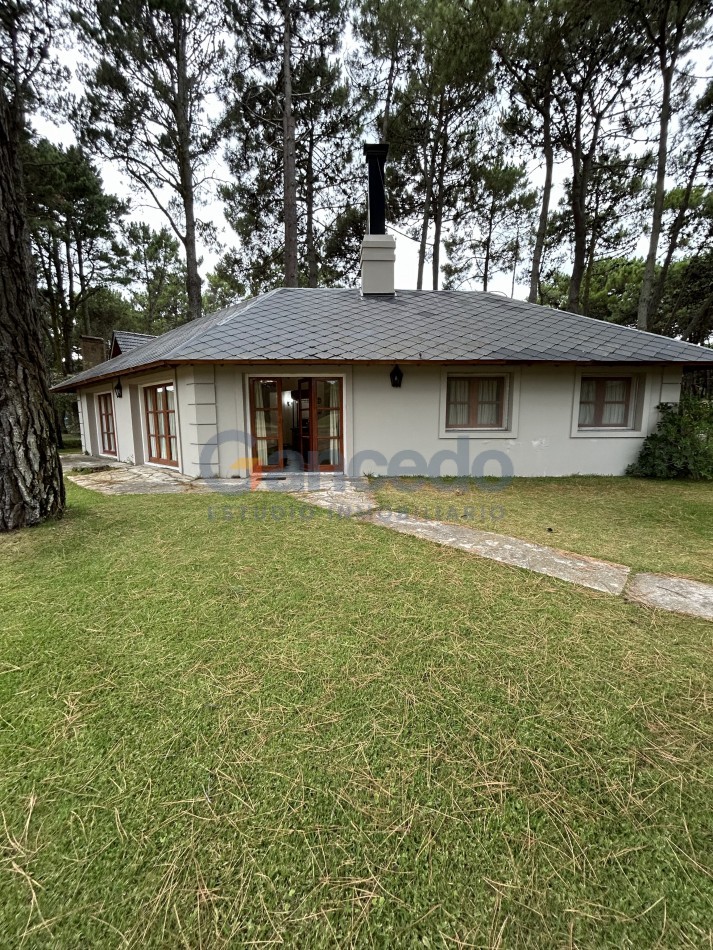 OPORTUNIDAD A LA VENTA Casa de Lujo con Vista al Golf, Pileta y Quincho: en tres lotes, Diseño y Comodidad en Pinamar