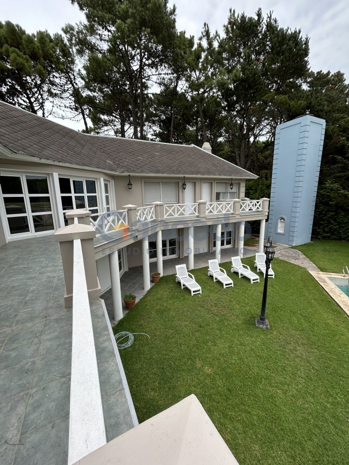 OPORTUNIDAD A LA VENTA Casa de Lujo con Vista al Golf, Pileta y Quincho: en tres lotes, Diseño y Comodidad en Pinamar