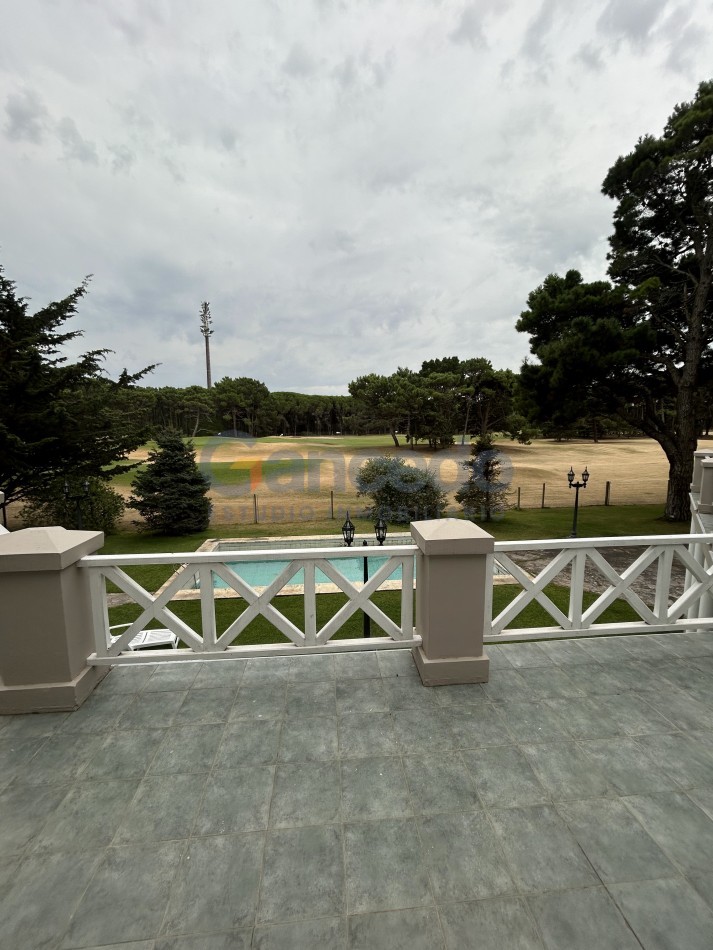 OPORTUNIDAD A LA VENTA Casa de Lujo con Vista al Golf, Pileta y Quincho: en tres lotes, Diseño y Comodidad en Pinamar