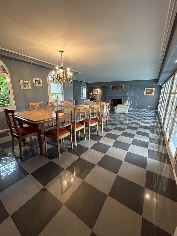 OPORTUNIDAD A LA VENTA Casa de Lujo con Vista al Golf, Pileta y Quincho: en tres lotes, Diseño y Comodidad en Pinamar