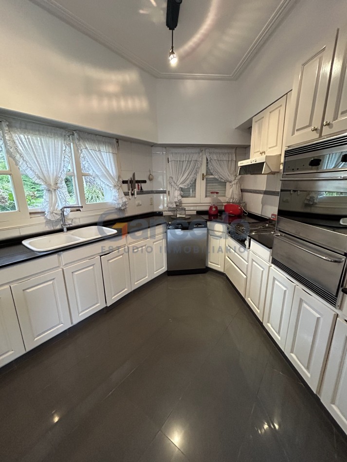 OPORTUNIDAD A LA VENTA Casa de Lujo con Vista al Golf, Pileta y Quincho: en tres lotes, Diseño y Comodidad en Pinamar