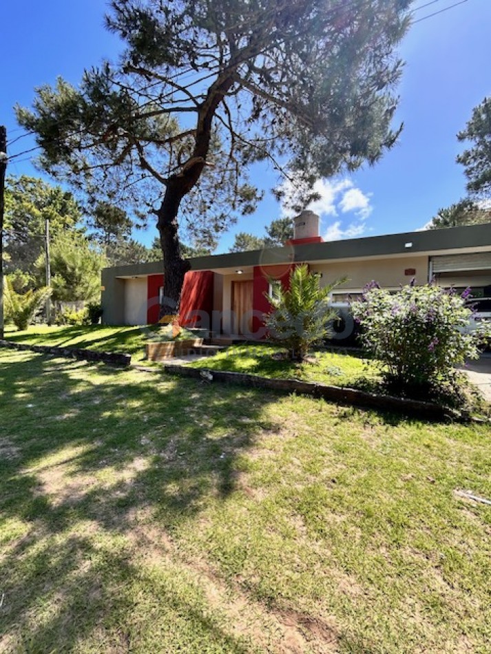 CASA EN VALERIA CON PILETA A UNA CUADRA DE CARILO