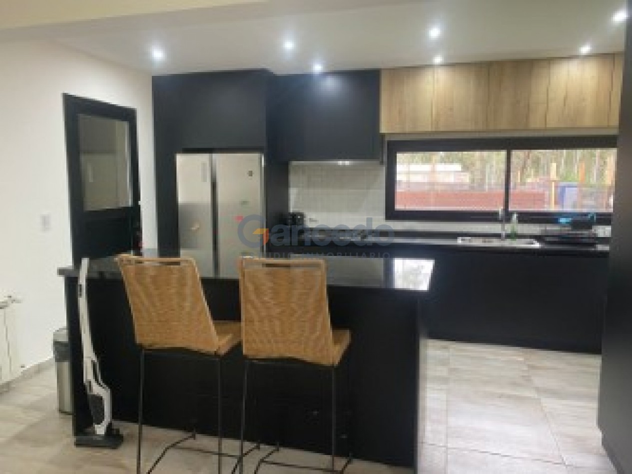 MODERNA CASA CON PILETA BARRIO ALAMOS PINAMAR
