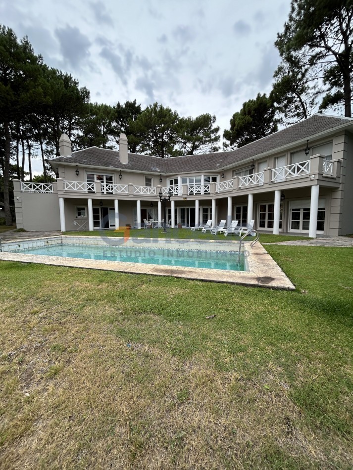 OPORTUNIDAD A LA VENTA Casa de Lujo con Vista al Golf, Pileta y Quincho: en tres lotes, Diseño y Comodidad en Pinamar