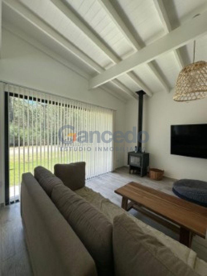 MODERNA CASA CON PILETA BARRIO ALAMOS PINAMAR