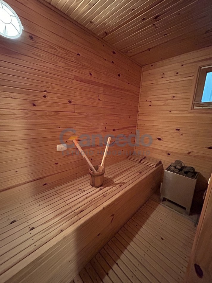 OPORTUNIDAD A LA VENTA Casa de Lujo con Vista al Golf, Pileta y Quincho: en tres lotes, Diseño y Comodidad en Pinamar