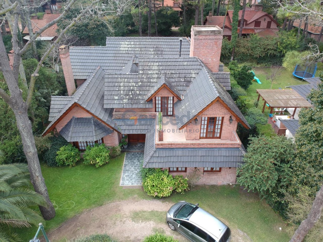 Amplia Casa en Alquiler Temporario Golf Nuevo, Pinamar: 5 Dormitorios, Gran Jardin y Galeria Cubierta