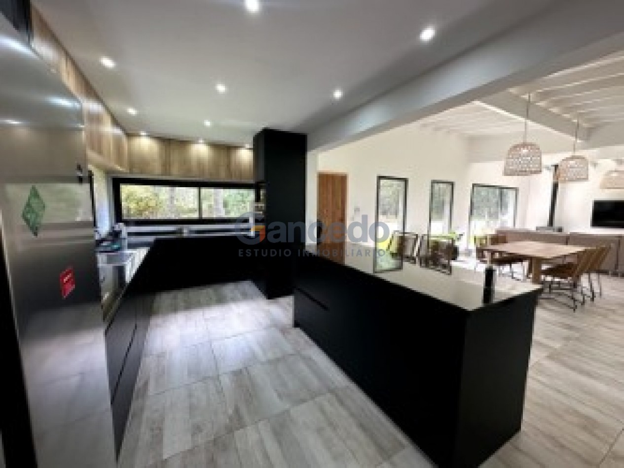 MODERNA CASA CON PILETA BARRIO ALAMOS PINAMAR