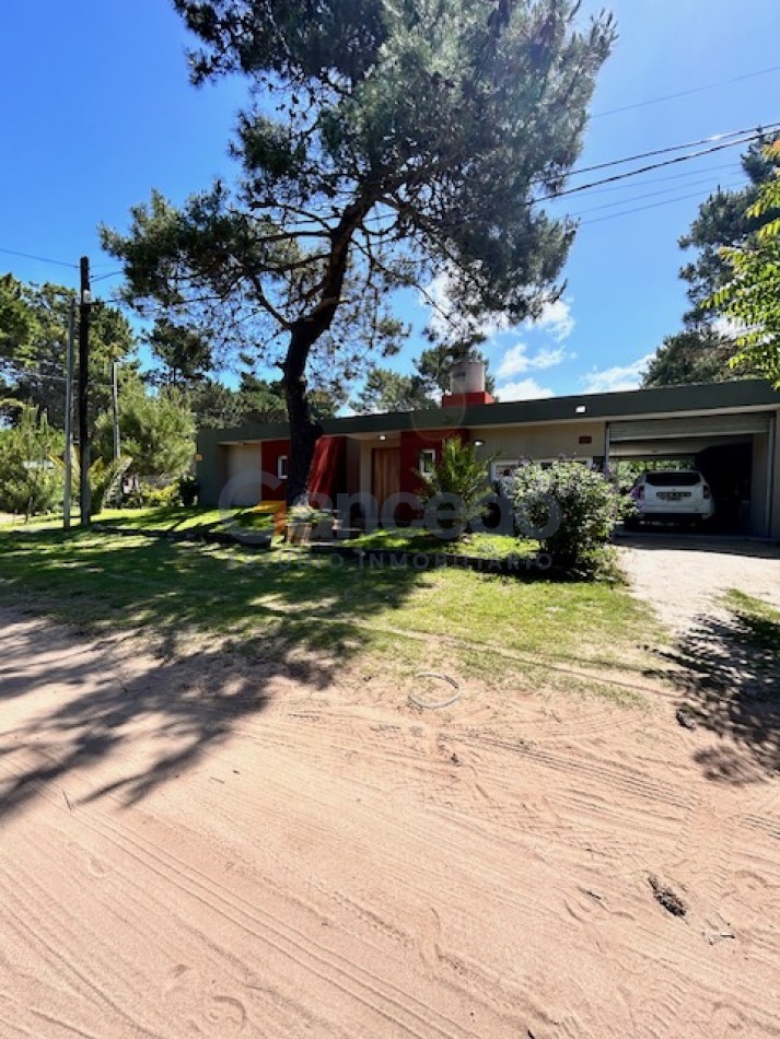 CASA EN VALERIA CON PILETA A UNA CUADRA DE CARILO