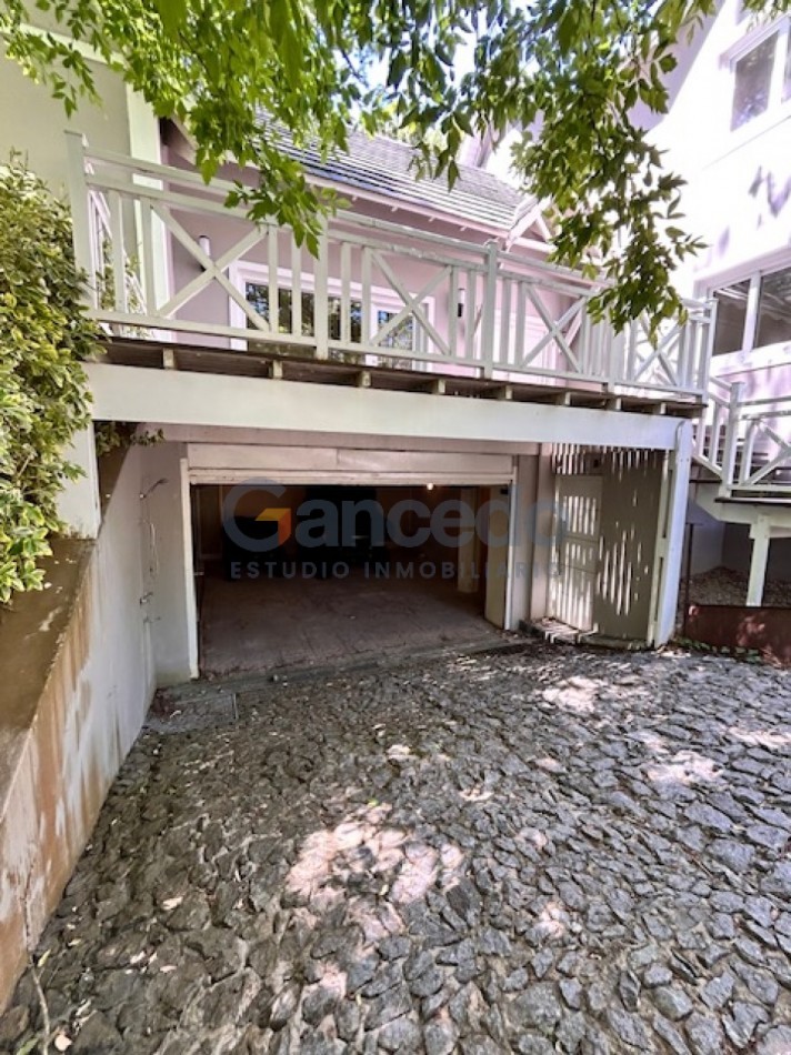 Casa en Carilo sobre Divisadero excelente para familias.