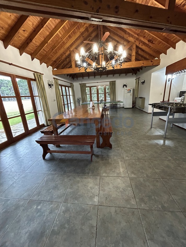 OPORTUNIDAD A LA VENTA Casa de Lujo con Vista al Golf, Pileta y Quincho: en tres lotes, Diseño y Comodidad en Pinamar