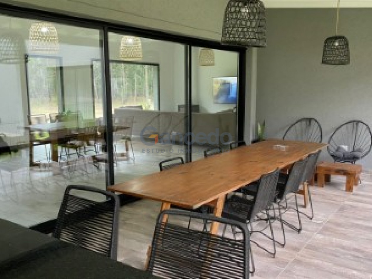 MODERNA CASA CON PILETA BARRIO ALAMOS PINAMAR