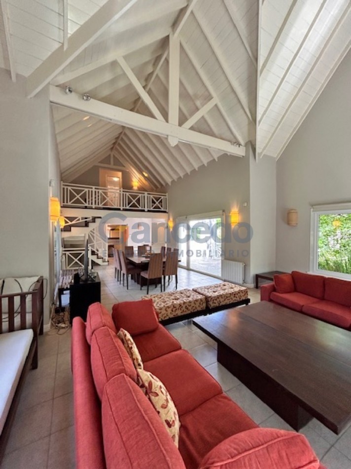 Casa en Carilo sobre Divisadero excelente para familias.