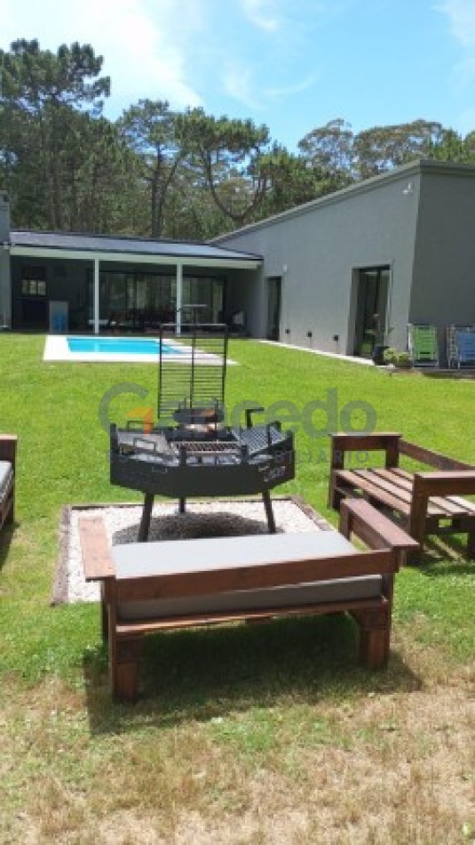 MODERNA CASA CON PILETA BARRIO ALAMOS PINAMAR