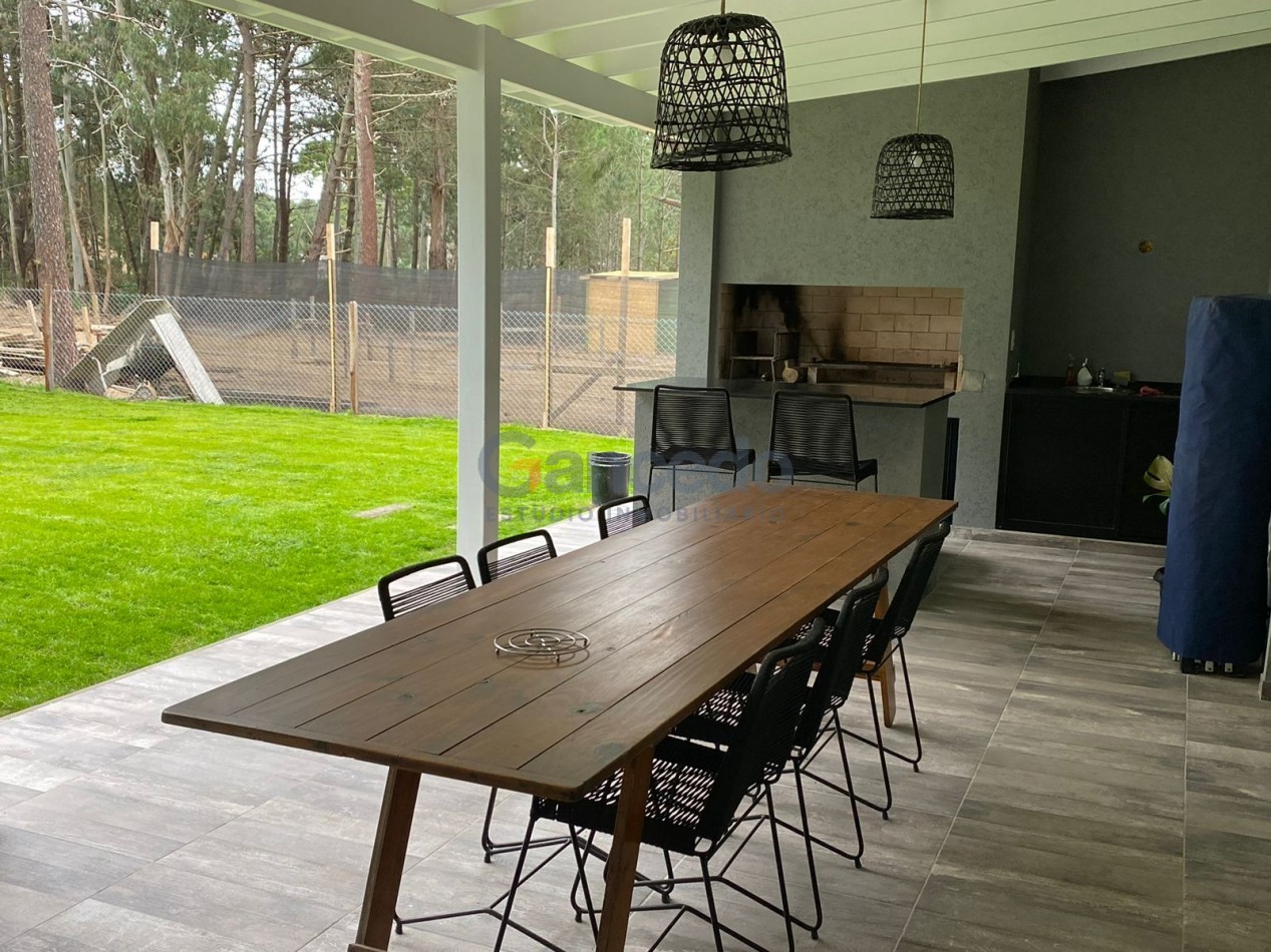 MODERNA CASA CON PILETA BARRIO ALAMOS PINAMAR