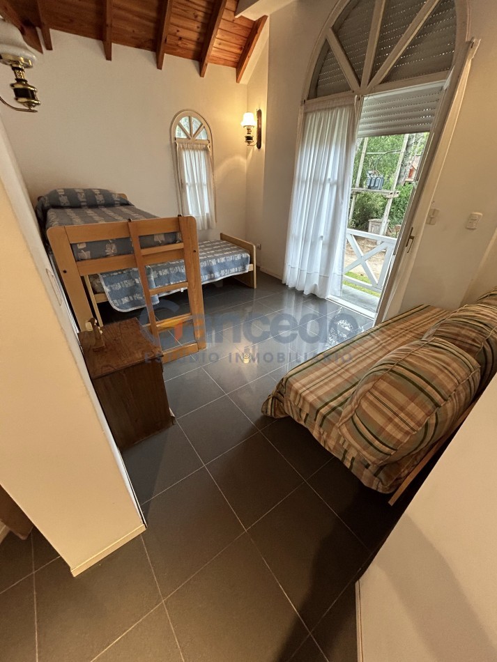 OPORTUNIDAD A LA VENTA Casa de Lujo con Vista al Golf, Pileta y Quincho: en tres lotes, Diseño y Comodidad en Pinamar