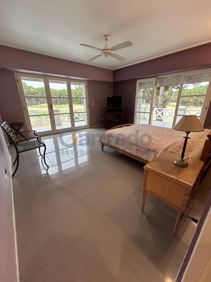 OPORTUNIDAD A LA VENTA Casa de Lujo con Vista al Golf, Pileta y Quincho: en tres lotes, Diseño y Comodidad en Pinamar