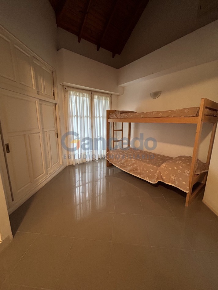 OPORTUNIDAD A LA VENTA Casa de Lujo con Vista al Golf, Pileta y Quincho: en tres lotes, Diseño y Comodidad en Pinamar